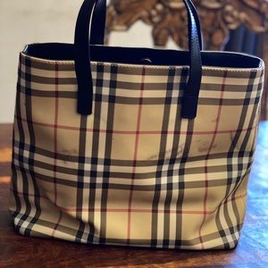 Authentic Burberry beautiful purse .